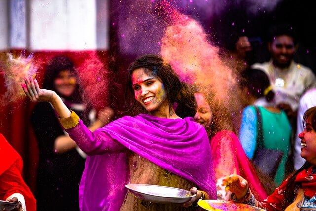 Some Best Holi Gifts for Your Loved Ones